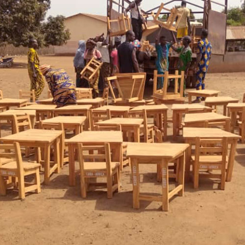 Banchi e sedie per l'asilo di Agoita