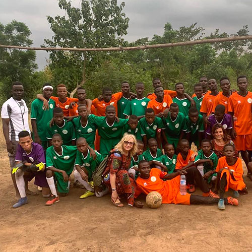 La squadra di calcio con le divise donate da Cara Africa
