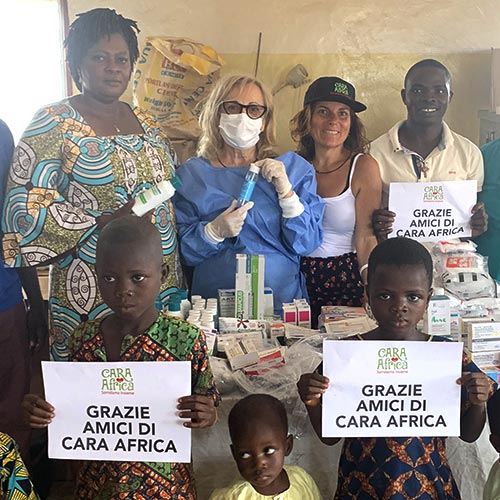 Consegna medicine e farmaci all'ambulatorio di Domè in Benin