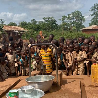 Bambini che raccolgono l'acqua al pozzo del villaggio di Domè in Benin