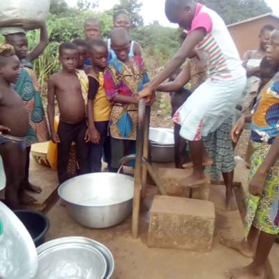 Bambini che raccolgono l'acqua al pozzo del villaggio di Domè in Benin