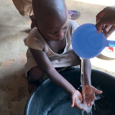 I bambini lavano le mani prima del pranzo