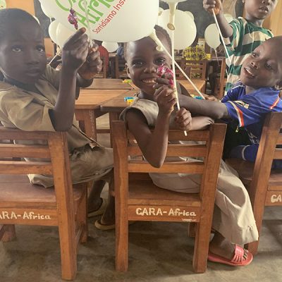 I bambini dell'asilo con sedie e tavolini di CARA Africa