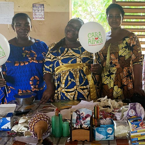 Consegna materiale didattico alle maestre del villaggio di Domè in Benin
