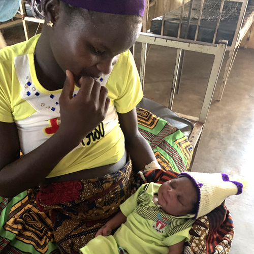 Una mamma con il suo bambini: con il progetto Le Cure di Cara siamo riusciti a donare un nuovo lettino per la sala parto