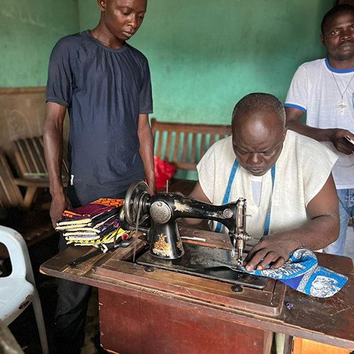 Il sarto del villaggio di Domè in Benin al lavoro per il progetto sartoria di Cara Africa