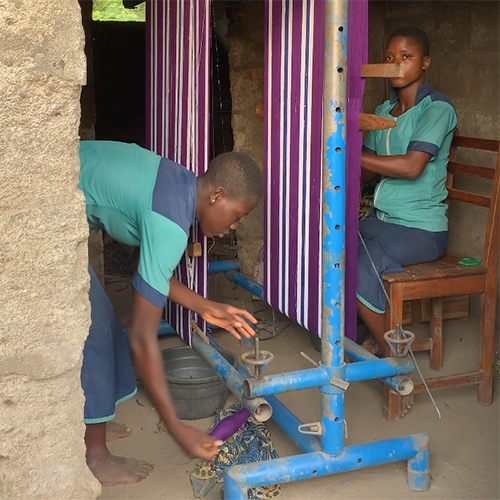 Le donne del villaggio di Domè in Benin realizzano al telaio i loro meravigliosi tessuti