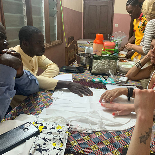 Le volontarie di Cara Africa con il sarto e il parroco di Domè al lavoro per il progetto sartoria