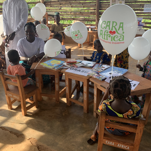 Le nuove sedie per l'ampliamento dell'asilo di Aga nel villaggio di Domè in Benin