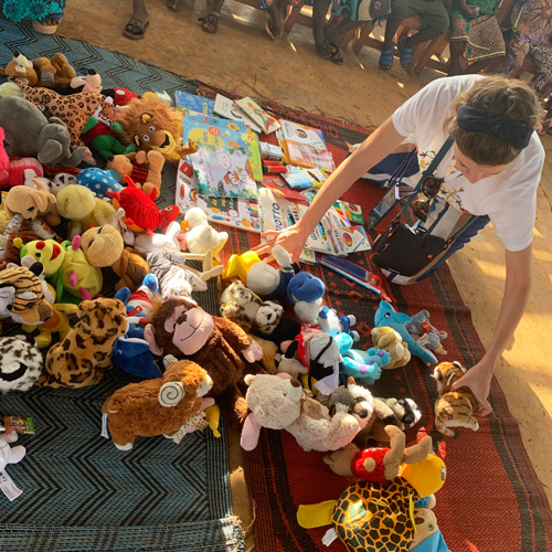 Il materiale raccolto e consegnato ai bambini degli asili di Domè in Benin