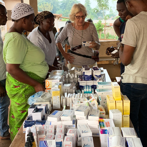 Le medicine raccolte e consegnate all'ambulatorio del villaggio di Domè in Benin