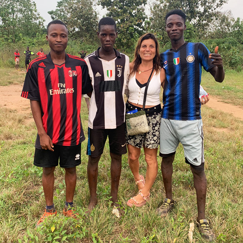 Il materiale sportivo raccolto e consegnato ai ragazzi del villaggio di Domè in Benin