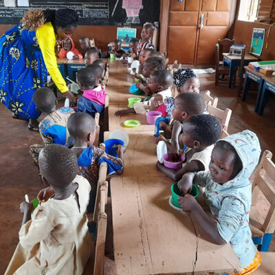 I bambini pranzano all'asilo grazie al progetto Tutti a Tavola