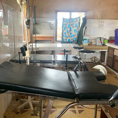 La sala parto dell'ambulatorio di Domè con il nuovo lettino per le visite