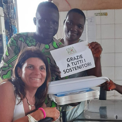 Nuova bilancia per neonati per l'ambulatorio del villaggio di Domè in Benin donato da CARA Africa