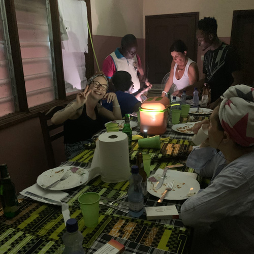 I volontari cenano alla luce delle torce