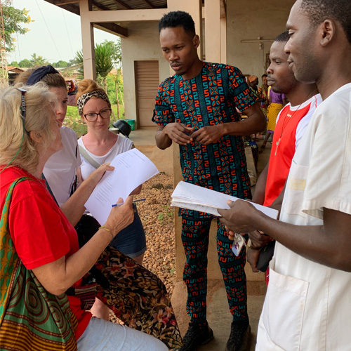 Volontaria medico organizza il sopralluogo all'ambulatorio del villaggio di Domè in Benin