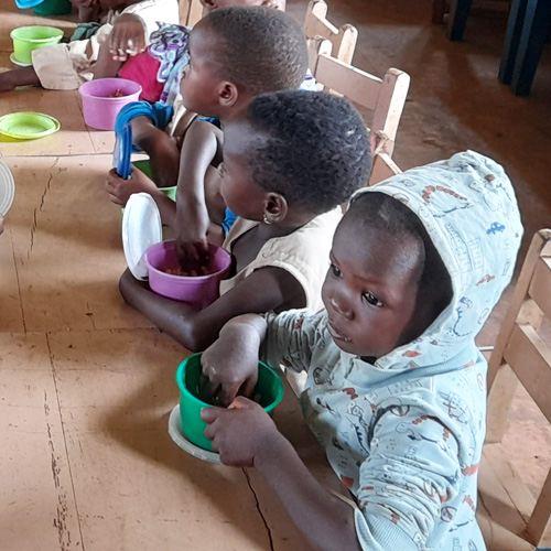 I bambini dell'asilo pranzano grazie al progetto Tutti a Tavola