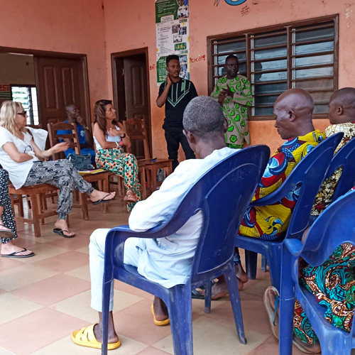 I responsabili di CARA Africa durante una riunione co i capi del villaggio